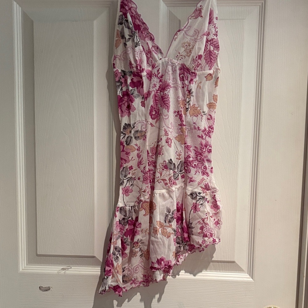 Floral V-Neck Ruffle Hem Top
